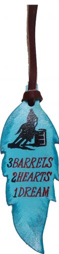Plume en cuir bleu clair « 3 Barrels, 2 Hearts, 1 Dream », peinte main