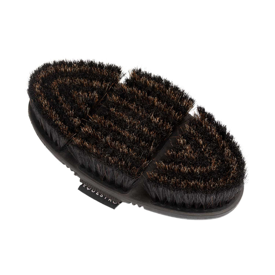Brosse douce flexible Equestro en crin naturel avec sangle élastique
