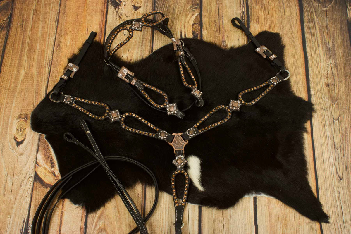 Ensemble western vintage noir, conchos cuivre gravés et strass, rênes