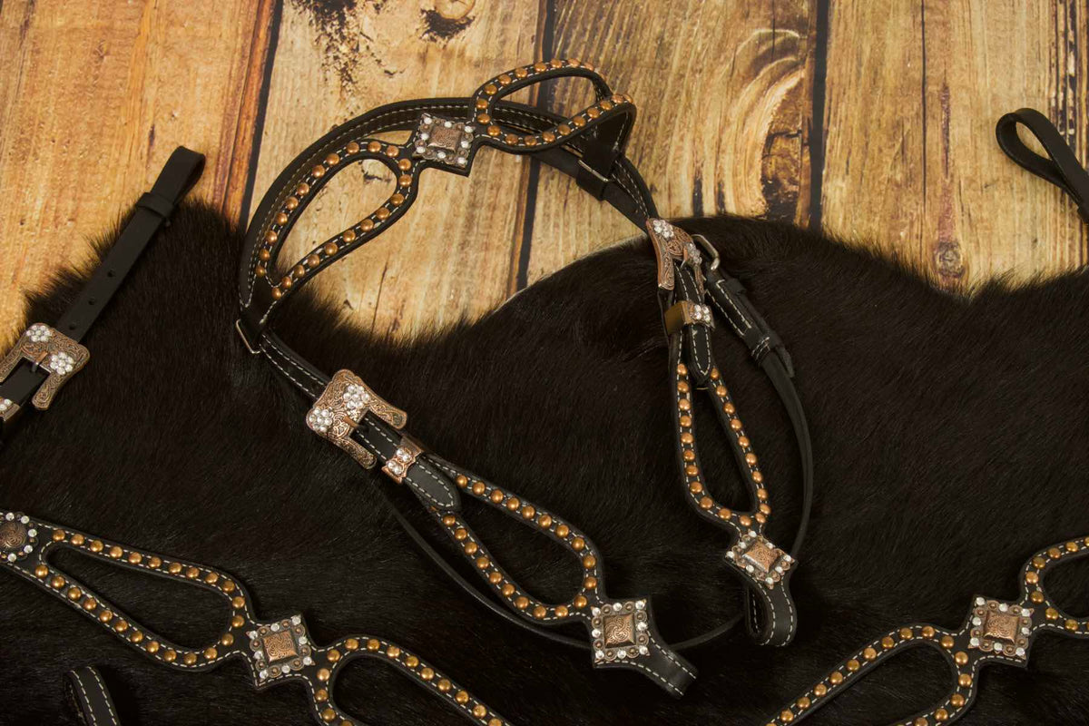 Ensemble western vintage noir, conchos cuivre gravés et strass, rênes