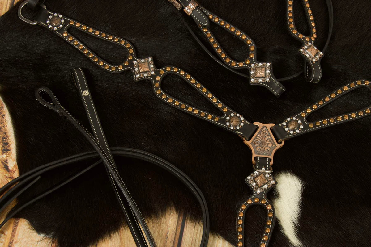 Ensemble western vintage noir, conchos cuivre gravés et strass, rênes
