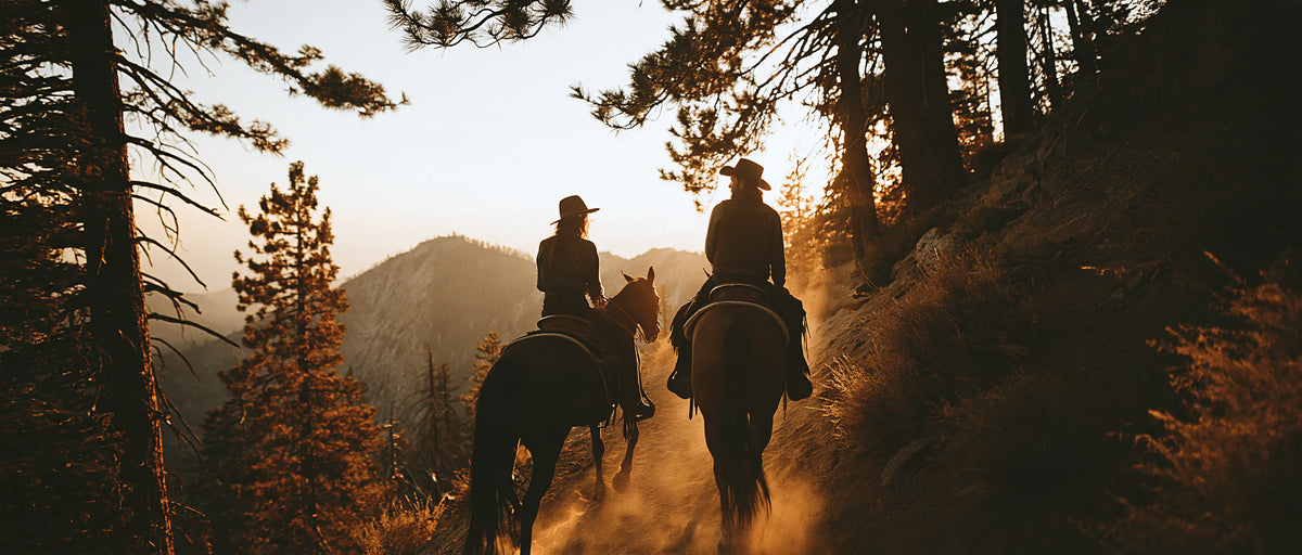Deux cavaliers western en randonnée sur un sentier de montagne