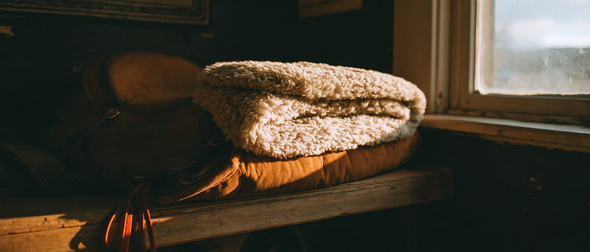 Tapis western en laine de mouton sur un banc de sellerie