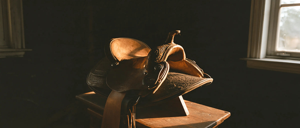 Selle western à jupe arrondie sur un chevalet