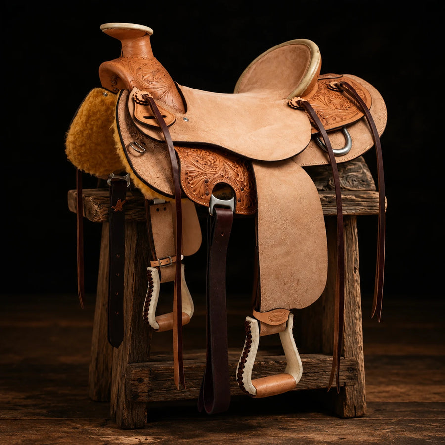 Selle western Wade Running en cuir retourné et décor floral – vue d'ensemble (photo d'atelier)