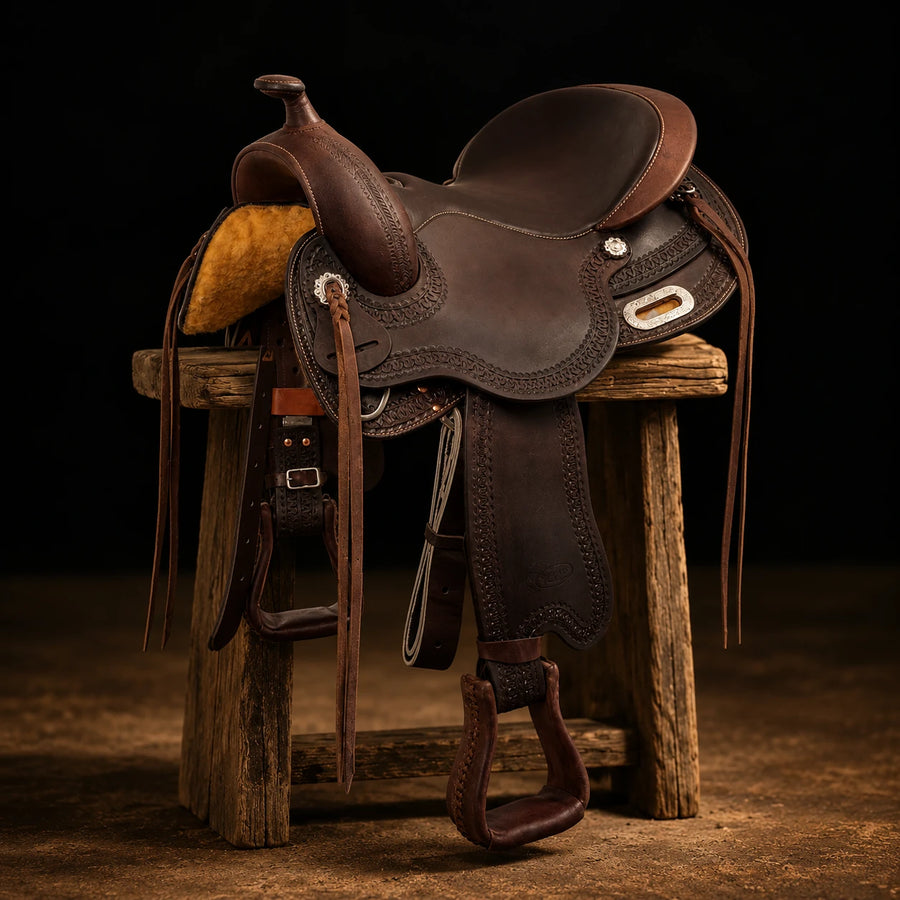 Selle western Freemax dos court en cuir de buffle – vue d'ensemble (photo d'atelier)