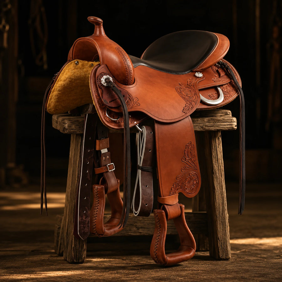 Selle western Freemax dos court en cuir de vache – vue d'ensemble (photo d'atelier)
