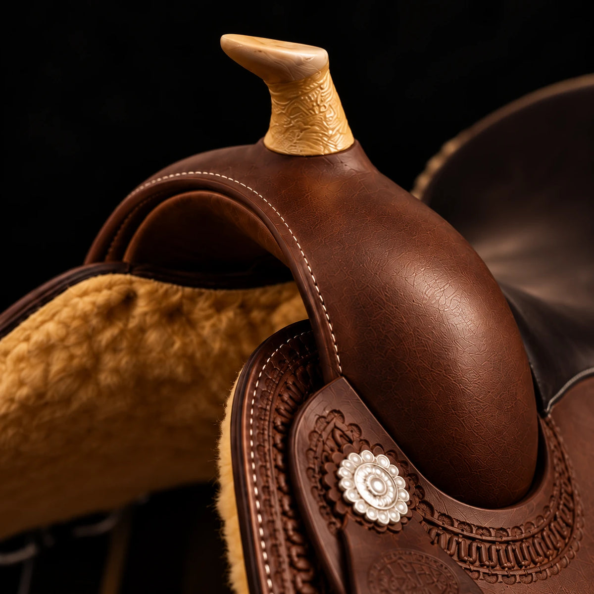Selle de reining Pool's Rawhide 2020 – détail du pommeau (photo d'atelier)
