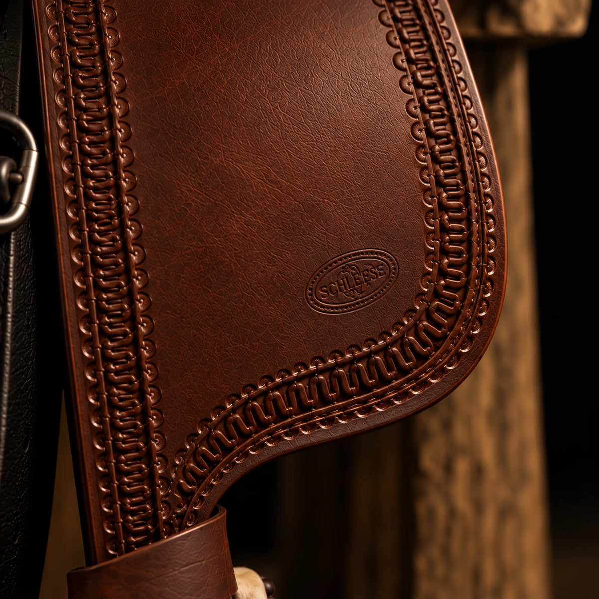 Selle de reining Pool's Rawhide 2020 – détail du décor du cuir (photo d'atelier)